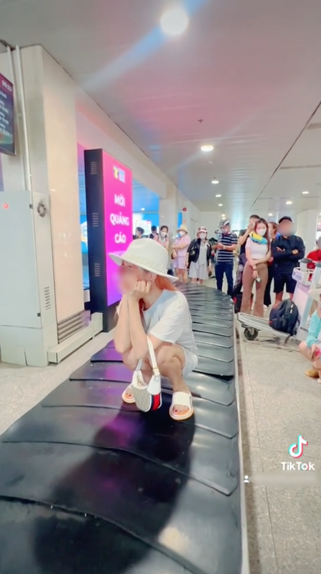 Clip cô gái thản nhiên ngồi lên băng chuyền hành lý sân bay gây phẫn nộ - Ảnh 1.
