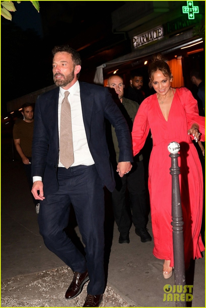 Vợ chồng Jennifer Lopez - Ben Affleck hưởng tuần trăng mật ở Pháp - Ảnh 1.