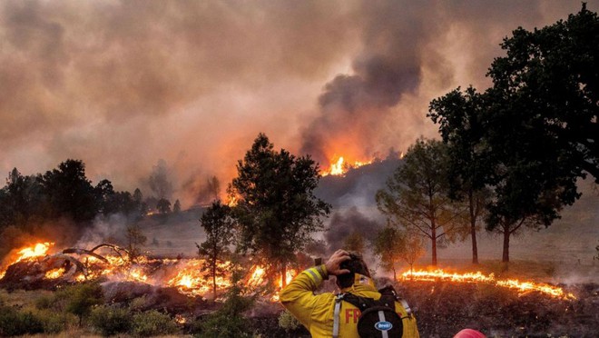 Cháy rừng tại California, hơn 6.000 người phải đi sơ tán - Ảnh 1.