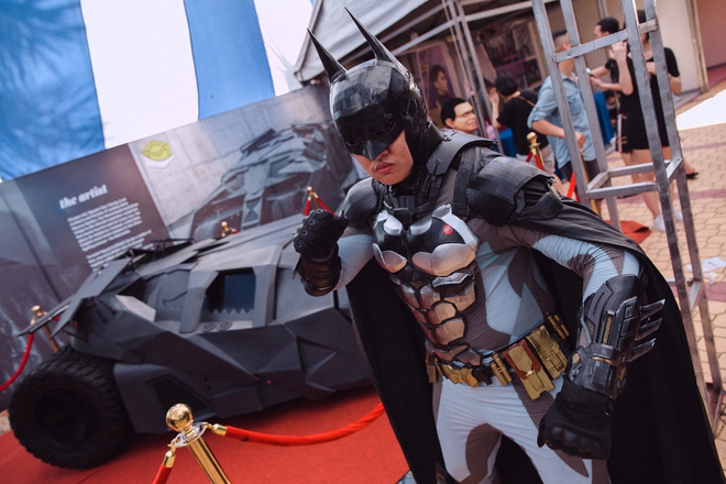 Gen Z chi tiền khủng, mang mô hình siêu xe Bat Man trị giá 500 triệu đồng từ Hà Nội và TP.HCM dự lễ hội hoá trang - Ảnh 2.