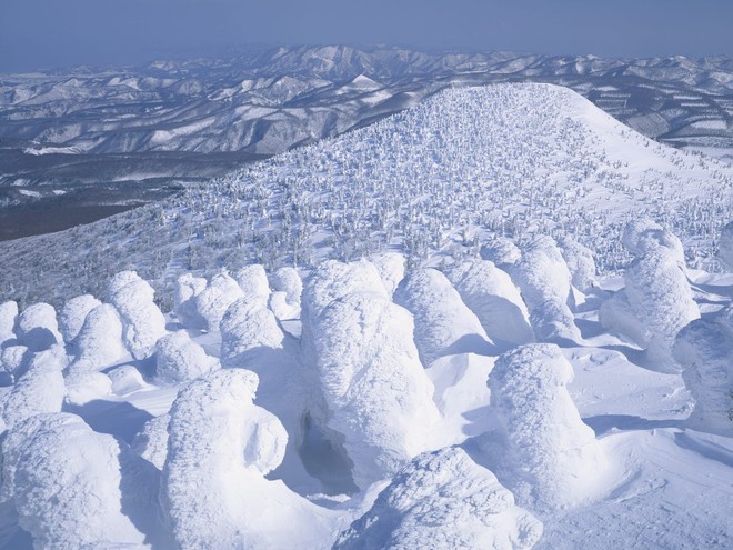 Cuộc sống ở thành phố tuyết dày nhất thế giới: Tường tuyết cao đến 8 mét, du khách đổ xô đến thăm vì một hiện tượng độc nhất - Ảnh 25.