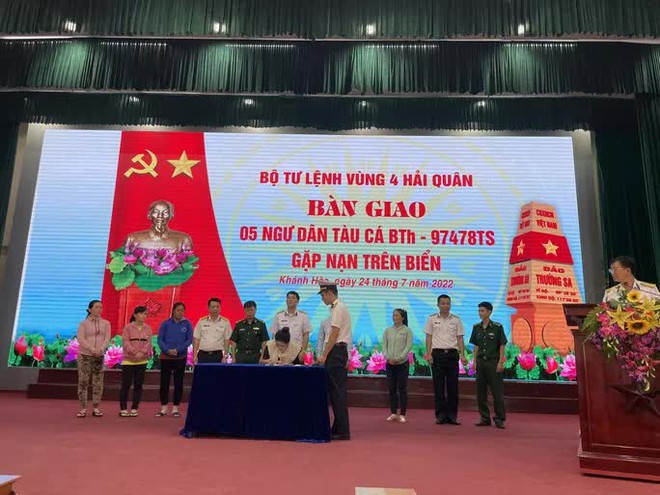 Đón 5 ngư dân Bình Thuận sống sót kỳ diệu sau 12 ngày đêm lênh đênh trên biển - Ảnh 8.