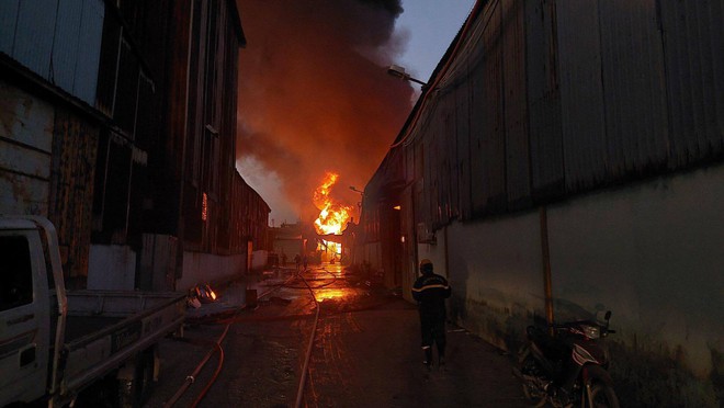 Cháy lớn tại kho vật tư của nhà máy Biến áp Đà Nẵng, 200 người tham gia dập lửa - Ảnh 4.