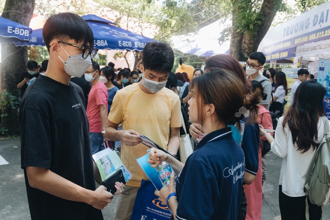 Chùm ảnh: Dàn nữ sinh xinh xắn chiếm sóng trong ngày hội Tư vấn xét tuyển Đại học, Cao đẳng 2022 - Ảnh 8.