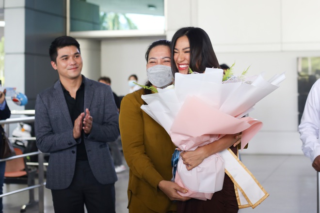 Kim Duy&ecirc;n được ch&agrave;o đ&oacute;n khi về nước sau th&agrave;nh t&iacute;ch &Aacute; hậu 2 Hoa hậu Si&ecirc;u quốc gia 2022  - Ảnh 4.