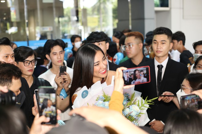 Kim Duy&ecirc;n được ch&agrave;o đ&oacute;n khi về nước sau th&agrave;nh t&iacute;ch &Aacute; hậu 2 Hoa hậu Si&ecirc;u quốc gia 2022  - Ảnh 6.