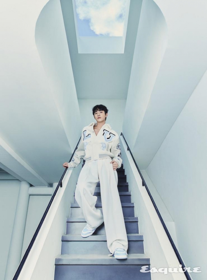 Ahn Hyo Seop bảnh bao với vest trắng, chia sẻ ấn tượng về Kim Sejeong - Ảnh 3.