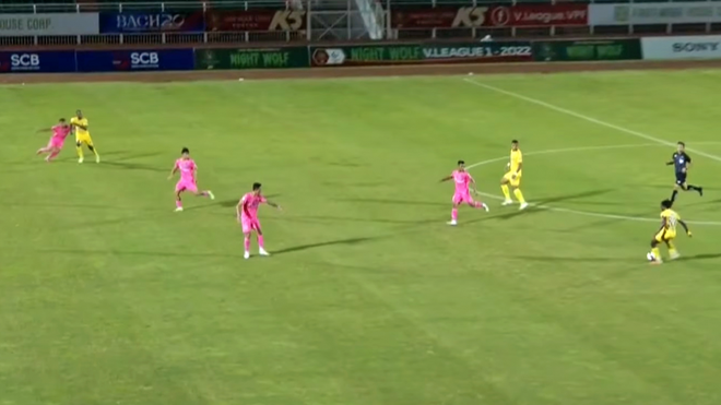 Trọng t&agrave;i thổi việt vị &ldquo;tưởng tượng&rdquo; ở trận S&agrave;i G&ograve;n FC 2-2 Nam Định - Ảnh 1.