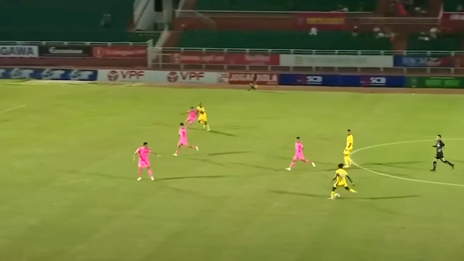 Trọng tài thổi việt vị “tưởng tượng” ở trận Sài Gòn FC 2-2 Nam Định - Ảnh 2.