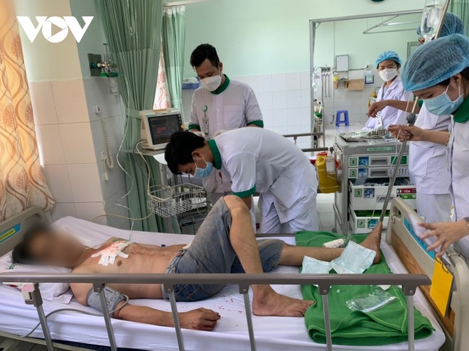 48 giờ cấp cứu người đ&agrave;n &ocirc;ng bị mảnh gỗ đ&acirc;m thấu ngực - Ảnh 1.