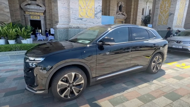 Kỹ sư &ocirc; t&ocirc; hơn 35 năm kinh nghiệm đ&aacute;nh gi&aacute;: VinFast VF 8 l&aacute;i th&uacute; vị hơn BMW iX, Ford Mustang Mach-E, gần giống Porsche Macan - Ảnh 2.
