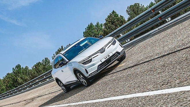 Kỹ sư &ocirc; t&ocirc; hơn 35 năm kinh nghiệm đ&aacute;nh gi&aacute;: VinFast VF 8 l&aacute;i th&uacute; vị hơn BMW iX, Ford Mustang Mach-E, gần giống Porsche Macan - Ảnh 7.