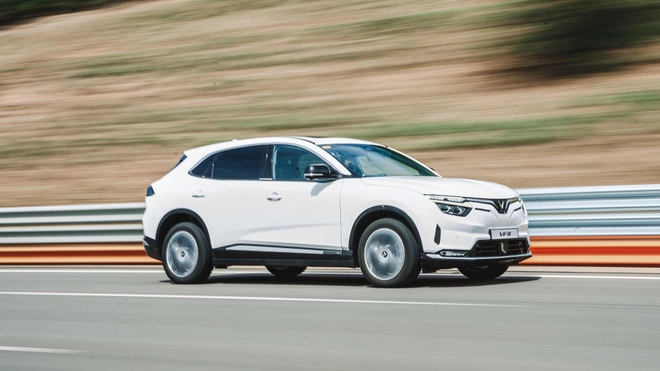 Kỹ sư &ocirc; t&ocirc; hơn 35 năm kinh nghiệm đ&aacute;nh gi&aacute;: VinFast VF 8 l&aacute;i th&uacute; vị hơn BMW iX, Ford Mustang Mach-E, gần giống Porsche Macan - Ảnh 8.