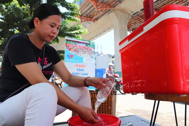 &quot;Ở đây tặng nước lạnh miễn phí&quot; - Khi người lao động nghèo ở Hà Nội được giải nhiệt bằng tình người - Ảnh 7.