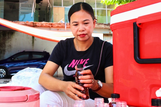 Ở đây tặng nước lạnh miễn phí - Khi người lao động nghèo ở Hà Nội được giải nhiệt bằng sự tử tế - Ảnh 9.