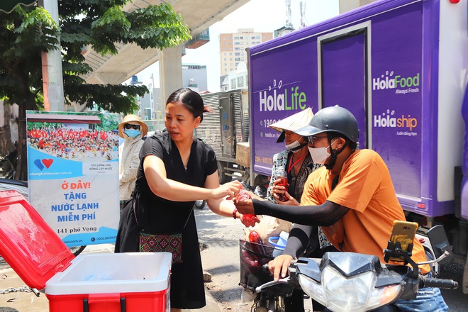 &quot;Ở đây tặng nước lạnh miễn phí&quot; - Khi người lao động nghèo ở Hà Nội được giải nhiệt bằng tình người - Ảnh 2.