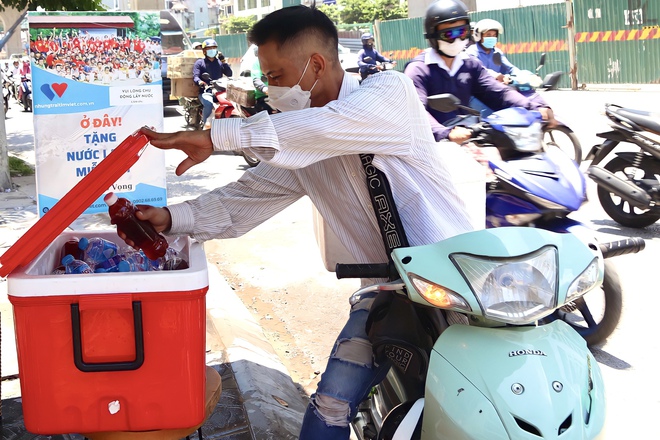 Ở đây tặng nước lạnh miễn phí - Khi người lao động nghèo ở Hà Nội được giải nhiệt bằng sự tử tế - Ảnh 5.