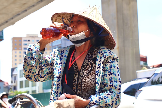 Ở đây tặng nước lạnh miễn phí - Khi người lao động nghèo ở Hà Nội được giải nhiệt bằng sự tử tế - Ảnh 3.