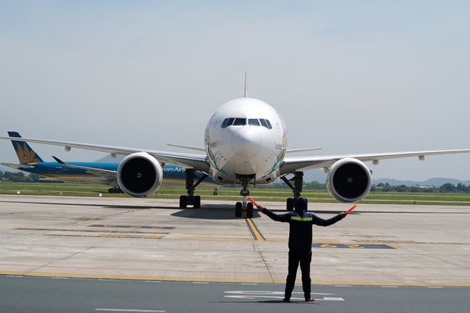 Nhân viên sân bay căng mình làm việc trong cái nóng 60 độ C - Ảnh 11.