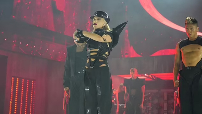  Ca sĩ Lady Gaga lại g&acirc;y sốt tr&ecirc;n mạng  - Ảnh 4.
