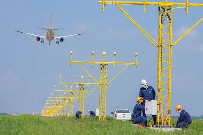 Nhân viên sân bay căng mình làm việc trong cái nóng 60 độ C - Ảnh 8.