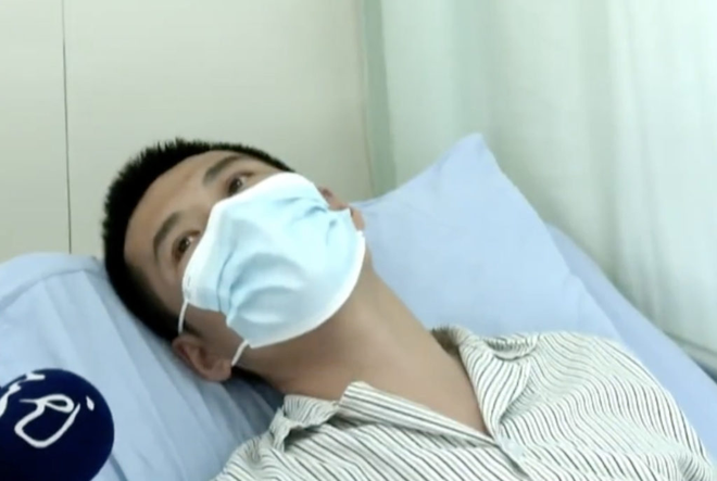 Người đ&agrave;n &ocirc;ng n&ocirc;n ra cả l&iacute;t m&aacute;u, su&yacute;t chết sau khi uống nước lạnh, b&aacute;c sĩ cảnh b&aacute;o nguy hiểm từ th&oacute;i quen của nhiều người trong những ng&agrave;y nắng n&oacute;ng - Ảnh 1.