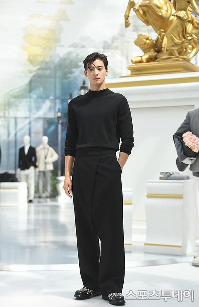 Sehun so kè nhan sắc với Cha Eun Woo và Park Solomon tại sự kiện của Dior, tiếc là diện đồ "dìm dáng" - Ảnh 2.
