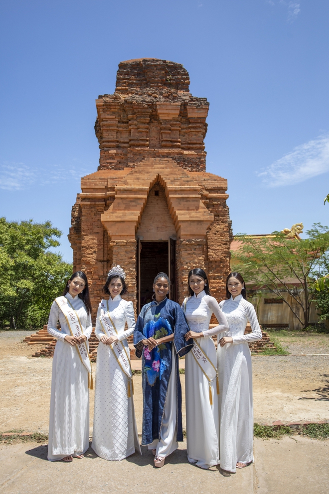 Hoa hậu Nông Thuý Hằng cùng 2 Hoa hậu Trái đất trồng cây xanh tại Bình Thuận - Ảnh 9.