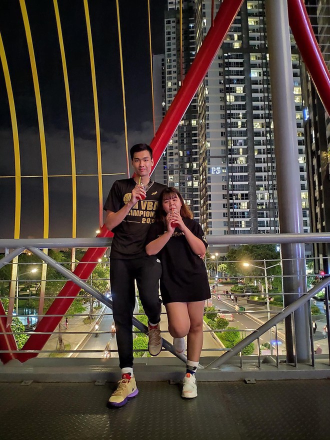 Bạn gái Phú Vinh - trung phong cao 2,03m kể chuyện tình yêu: Hẹn hò sau 3 ngày nhắn tin, từng ghen vì bạn trai được fan gọi bằng “chồng” - Ảnh 5.