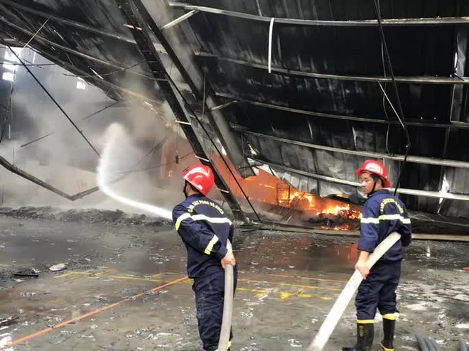 Vụ ch&aacute;y kho chứa vải ở B&igrave;nh Dương ước thiệt hại 500 tỉ đồng - Ảnh 2.