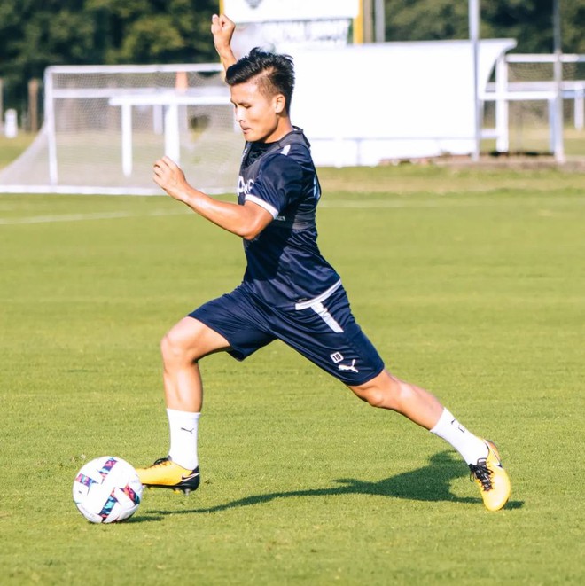 Lập c&uacute; đ&uacute;p trong trận đấu của Pau FC, Quang Hải s&aacute;ng cửa ra s&acirc;n tại Ligue 2 - Ảnh 1.