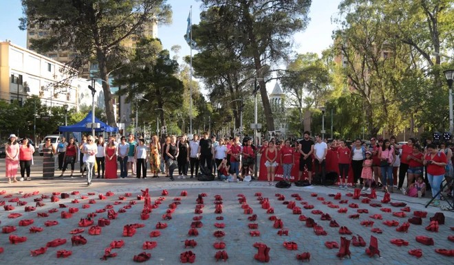 Tác phẩm kỳ lạ của nữ nghệ sĩ Mexico: Những đôi giày đỏ vô chủ là hiện thân của người phụ nữ bị biến mất bởi vấn nạn toàn cầu - Ảnh 13.