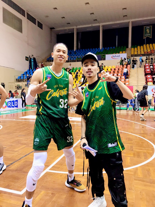 D&agrave;n MC b&oacute;ng rổ sở hữu ngoại h&igrave;nh si&ecirc;u ngầu, chất x&uacute;c t&aacute;c khiến người h&acirc;m mộ cuồng nhiệt trong mỗi trận đấu - Ảnh 5.