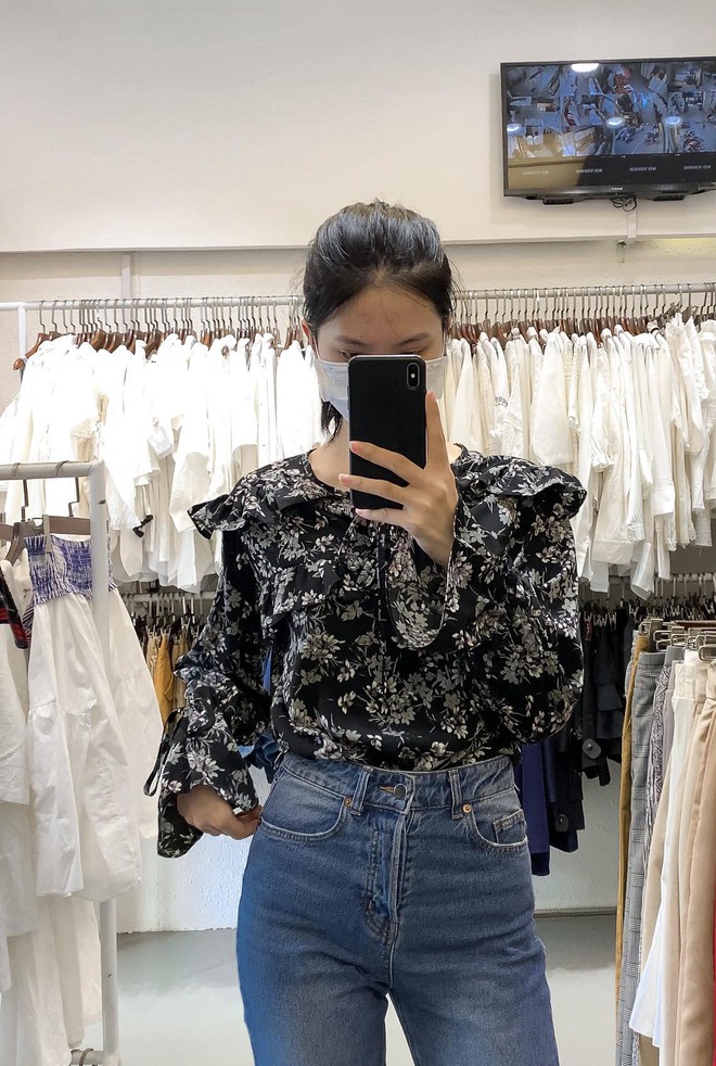 Đi mua &aacute;o sơ mi tại cửa h&agrave;ng second-hand: Qu&aacute; trời mẫu xinh xắn m&agrave; gi&aacute; chỉ hơn trăm ngh&igrave;n - Ảnh 2.