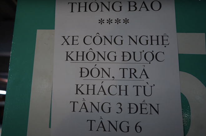 Hình ảnh bất ngờ trong ngày đầu hành khách đón xe công nghệ tại vị trí mới ở sân bay Tân Sơn Nhất - Ảnh 2.