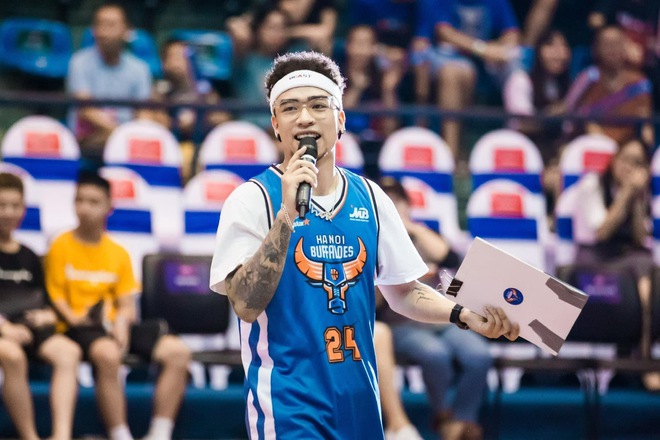 D&agrave;n MC b&oacute;ng rổ sở hữu ngoại h&igrave;nh si&ecirc;u ngầu, chất x&uacute;c t&aacute;c khiến người h&acirc;m mộ cuồng nhiệt trong mỗi trận đấu - Ảnh 1.