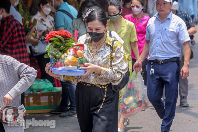 Đông nghẹt người dâng lễ tại Phủ Tây Hồ trong ngày đầu tháng cô hồn - Ảnh 2.