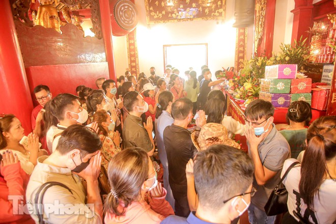 Đ&ocirc;ng nghẹt người d&acirc;ng lễ tại Phủ T&acirc;y Hồ trong ng&agrave;y đầu th&aacute;ng c&ocirc; hồn - Ảnh 13.