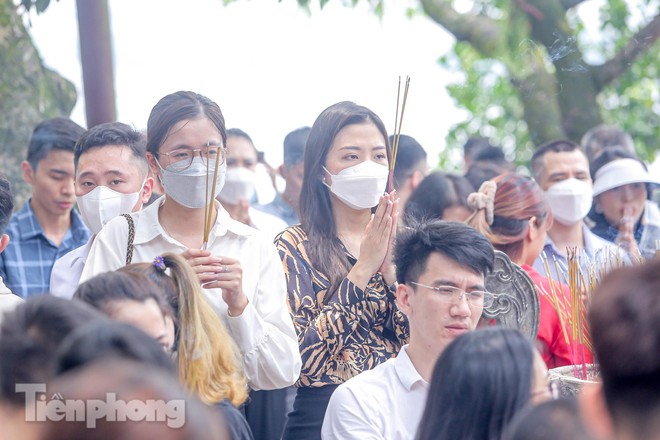 Đ&ocirc;ng nghẹt người d&acirc;ng lễ tại Phủ T&acirc;y Hồ trong ng&agrave;y đầu th&aacute;ng c&ocirc; hồn - Ảnh 15.