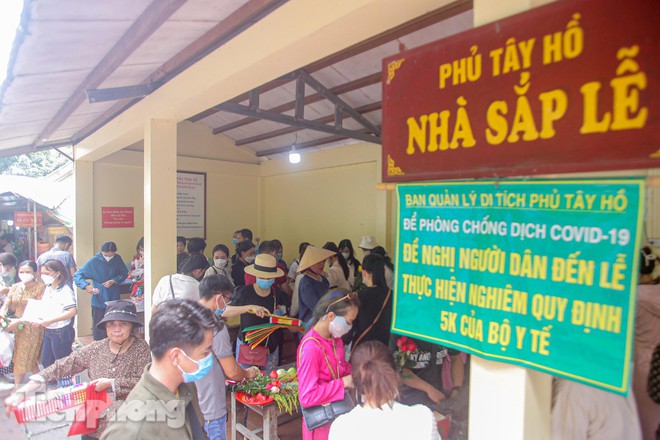 Đ&ocirc;ng nghẹt người d&acirc;ng lễ tại Phủ T&acirc;y Hồ trong ng&agrave;y đầu th&aacute;ng c&ocirc; hồn - Ảnh 3.