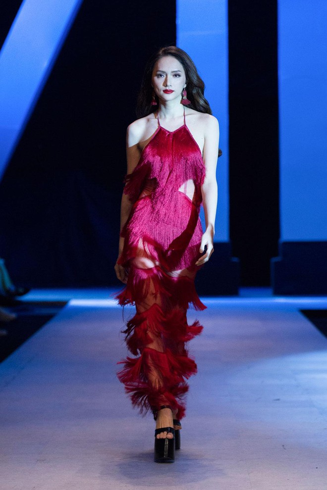 Sau những lần catwalk dở dang, Hương Giang đã đi đứng chuẩn chỉnh và được dân tình khen nức lời! - Ảnh 8.