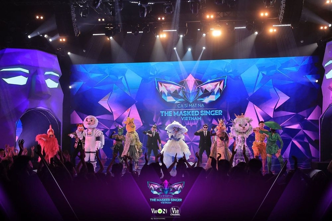 Đằng sau bộ trang phục hoá thân cầu kỳ tại The Masked Singer Vietnam, các ca sĩ hát thế nào? - Ảnh 1.