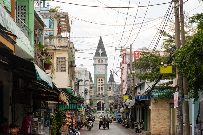 Một năm sau đại dịch Covid-19, x&oacute;m nhỏ ở TP.HCM lại tất bật l&agrave;m lồng đ&egrave;n truyền thống Tết Trung thu - Ảnh 1.