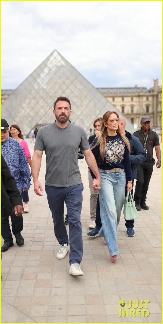 Jennifer Lopez và chồng trẻ nắm tay tình cảm đi thăm bảo tàng Louvre ở Pháp - Ảnh 1.