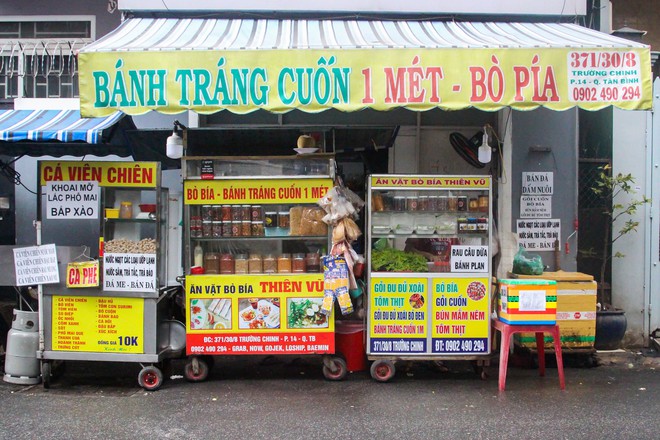 Bánh tráng cuốn dài 1 mét tại TP. HCM khiến nhiều người tò mò, thích thú - Ảnh 1.