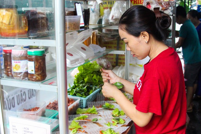 Bánh tráng cuốn dài 1 mét tại TP. HCM khiến nhiều người tò mò, thích thú - Ảnh 2.