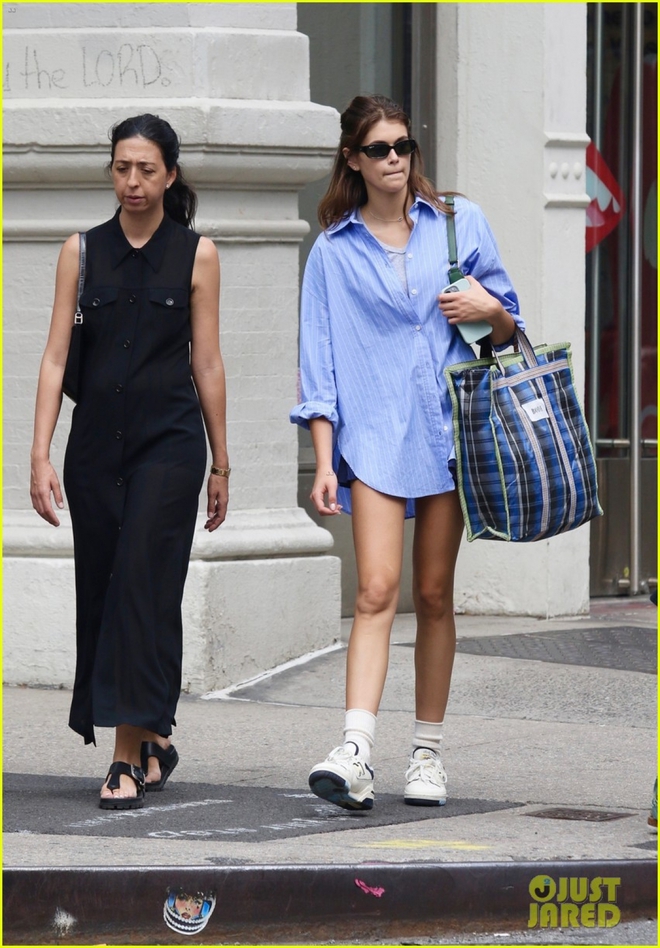 Con g&aacute;i Cindy Crawford diện mốt giấu quần s&agrave;nh điệu đi mua sắm - Ảnh 3.