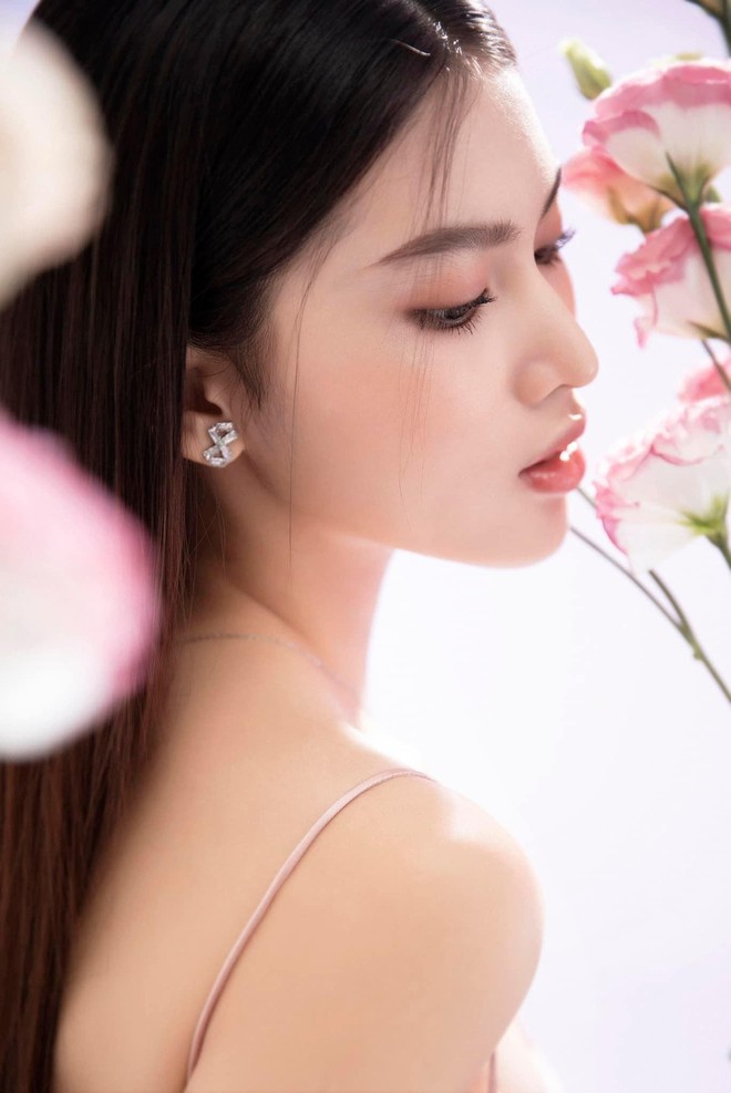 &Aacute; hậu Ngọc Thảo đẹp quyến rũ tựa n&agrave;ng thơ trong bộ ảnh đ&oacute;n sinh nhật tuổi 22 - Ảnh 9.