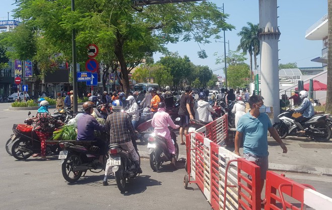 N&oacute;ng: Bắt thanh ni&ecirc;n d&ugrave;ng s&uacute;ng AK cướp tiệm v&agrave;ng tại chợ Đ&ocirc;ng Ba - Ảnh 2.