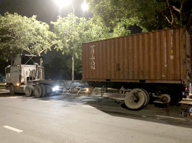 TP.HCM: Ô tô biển xanh nát đầu khi tông đuôi xe container đỗ ven đường vá vỏ - Ảnh 4.